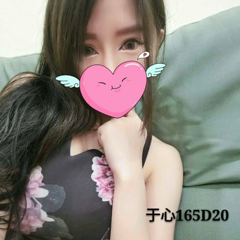 <!-- 標題:樣式全部寫在元素的 style 屬性中 --> <div class="amy-contact-code" style="box-sizing:border-box;display:inline-flex;flex-wrap:wrap;align-items:baseline;gap:4px 8px;max-width:100%;margin:0 0 10px;padding:8px 12px;border:1px solid #39b9aa;border-radius:11px;background:#fff;line-height:1.5;"> <span style="color:#777;font-size:13px;">聯絡客服請給編號:</span> <strong style="color:#178d80;font-size:20px;font-weight:700;letter-spacing:.03em;overflow-wrap:anywhere;">NMGJL0YR2V</strong> </div> <div style="box-sizing:border-box;width:100%;max-width:360px;padding:8px 10px 12px;overflow:hidden;border:1px solid #a8ddd8;border-radius:14px;background:#d9f2ef;color:#333;font-family:Arial,'Microsoft JhengHei',sans-serif;font-size:14px;line-height:1.5;"> <div style="display:flex !important;align-items:center;justify-content:space-between;margin-bottom:3px;padding:4px 3px;font-weight:700;"> <span style="display:block !important;min-width:0;color:#333;font-size:16px;line-height:1.5;overflow-wrap:anywhere;">暱稱:<em style="margin-left:4px;color:#555;font-size:18px;font-style:normal;font-weight:700;">于心</em></span> </div> <div style="box-sizing:border-box;display:flex !important;flex-wrap:wrap;width:100%;margin:0;padding:0;"> <div style="box-sizing:border-box;display:grid !important;flex:1 1 100%;grid-template-columns:max-content minmax(0,1fr);column-gap:4px;align-items:start;min-width:0;max-width:100%;min-height:31px;padding:4px 3px;border-bottom:1px solid rgba(100,170,165,.3);"> <span style="display:block !important;margin:0 !important;padding:0 !important;float:none !important;font-weight:700;white-space:nowrap;">地區:</span> <span style="display:block !important;min-width:0;margin:0 !important;padding:0 !important;float:none !important;overflow:visible !important;color:#666;white-space:normal !important;overflow-wrap:anywhere;line-height:1.5;">高雄</span> </div> <div style="box-sizing:border-box;display:grid !important;flex:1 1 145px;grid-template-columns:max-content minmax(0,1fr);column-gap:4px;align-items:start;min-width:0;max-width:100%;min-height:31px;padding:4px 3px;border-bottom:1px solid rgba(100,170,165,.3);"> <span style="display:block !important;margin:0 !important;padding:0 !important;float:none !important;font-weight:700;white-space:nowrap;">年齡:</span> <span style="display:block !important;min-width:0;margin:0 !important;padding:0 !important;float:none !important;overflow:visible !important;color:#666;white-space:normal !important;overflow-wrap:anywhere;line-height:1.5;">20</span> </div> <div style="box-sizing:border-box;display:grid !important;flex:1 1 145px;grid-template-columns:max-content minmax(0,1fr);column-gap:4px;align-items:start;min-width:0;max-width:100%;min-height:31px;padding:4px 3px;border-bottom:1px solid rgba(100,170,165,.3);"> <span style="display:block !important;margin:0 !important;padding:0 !important;float:none !important;font-weight:700;white-space:nowrap;">身高:</span> <span style="display:block !important;min-width:0;margin:0 !important;padding:0 !important;float:none !important;overflow:visible !important;color:#666;white-space:normal !important;overflow-wrap:anywhere;line-height:1.5;">165</span> </div> <div style="box-sizing:border-box;display:grid !important;flex:1 1 145px;grid-template-columns:max-content minmax(0,1fr);column-gap:4px;align-items:start;min-width:0;max-width:100%;min-height:31px;padding:4px 3px;border-bottom:1px solid rgba(100,170,165,.3);"> <span style="display:block !important;margin:0 !important;padding:0 !important;float:none !important;font-weight:700;white-space:nowrap;">罩杯:</span> <span style="display:block !important;min-width:0;margin:0 !important;padding:0 !important;float:none !important;overflow:visible !important;color:#666;white-space:normal !important;overflow-wrap:anywhere;line-height:1.5;">D杯</span> </div> <div style="box-sizing:border-box;display:grid !important;flex:1 1 100%;grid-template-columns:max-content minmax(0,1fr);column-gap:4px;align-items:start;min-width:0;max-width:100%;min-height:31px;padding:4px 3px;border-bottom:1px solid rgba(100,170,165,.3);"> <span style="display:block !important;margin:0 !important;padding:0 !important;float:none !important;font-weight:700;white-space:nowrap;">方式:</span> <span style="display:block !important;min-width:0;margin:0 !important;padding:0 !important;float:none !important;overflow:visible !important;color:#666;white-space:normal !important;overflow-wrap:anywhere;line-height:1.5;">叫小姐</span> </div> </div> </div>